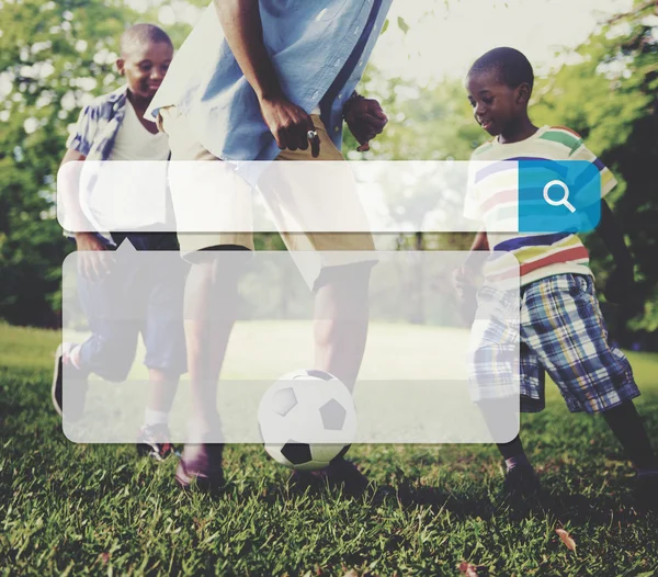 Padre jugando al fútbol con niños —  Fotos de Stock