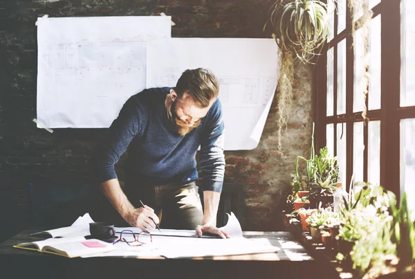 Mann arbeitet im Büro — Stockfoto