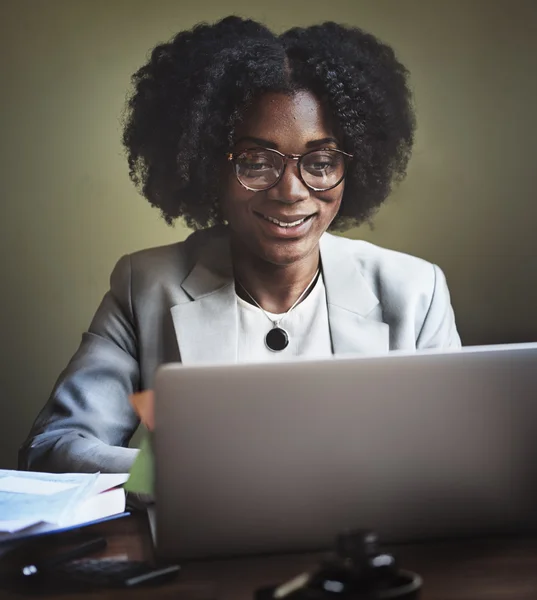 Geschäftsfrau arbeitet am Computer — Stockfoto