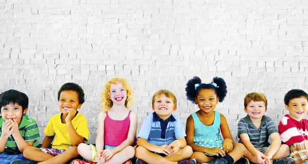 Kinder sitzen zusammen — Stockfoto