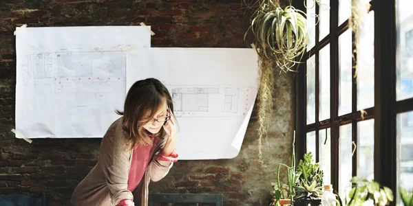 Femme d'affaires travaillant au bureau — Photo