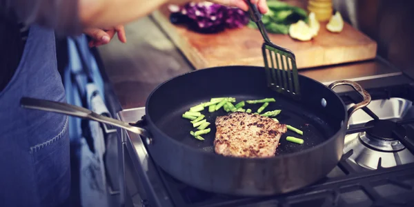 Housewife cooking grilled steak — Stock Photo, Image