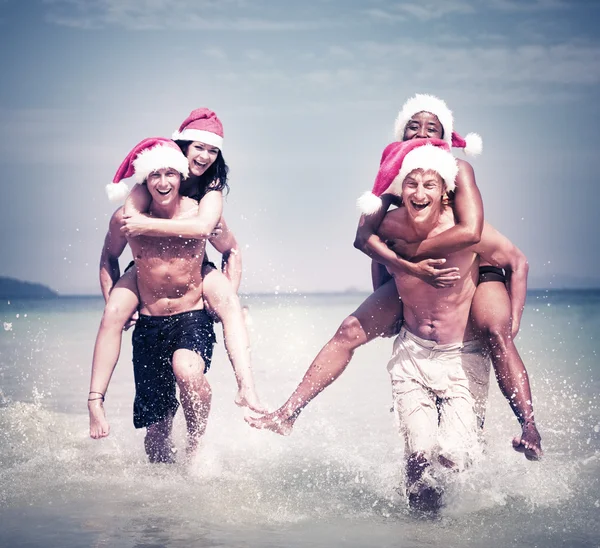 Dois casais comemorando na praia — Fotografia de Stock