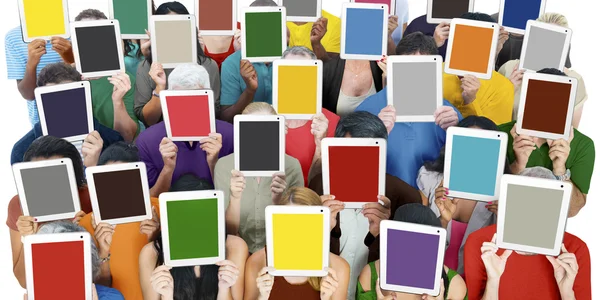 Diversity-Menschen decken Gesichter mit digitalen Tablets ab — Stockfoto