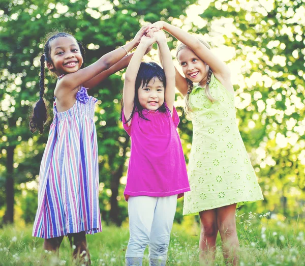 Niños jugando al aire libre —  Fotos de Stock