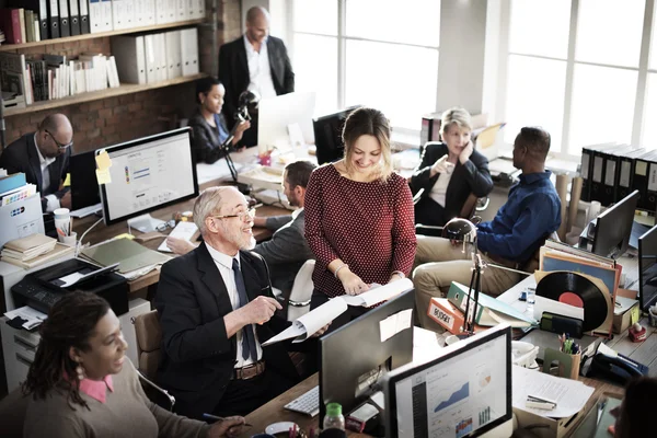 Gente de negocios trabajando en oficina —  Fotos de Stock