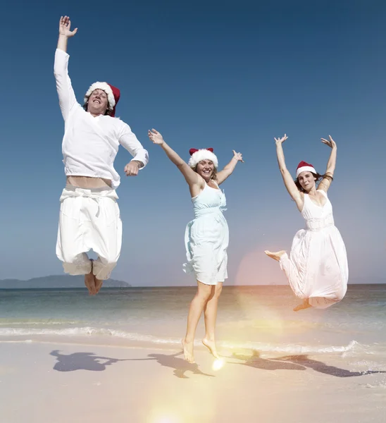 People celebrating Christmas on beach — Stock Photo, Image