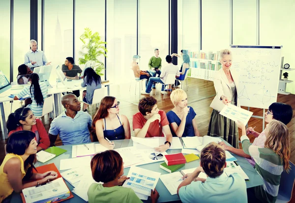 Studenten studeren in het klaslokaal — Stockfoto