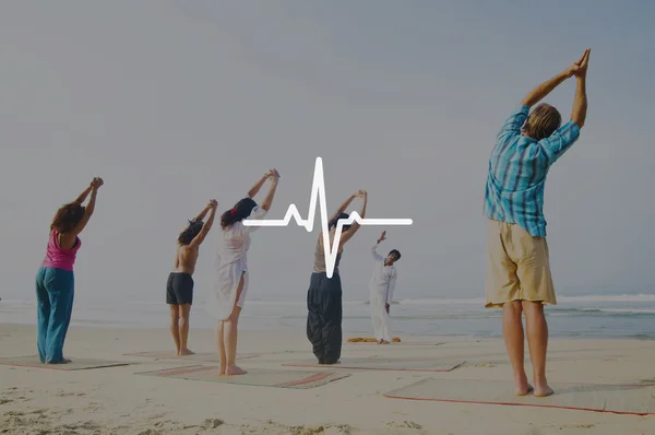 Personas haciendo ejercicio de yoga — Foto de Stock