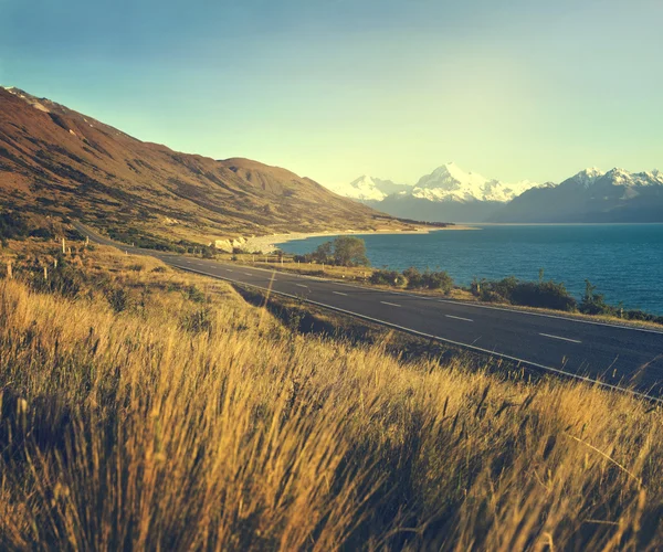 Dağlarda boş bir yol — Stok fotoğraf