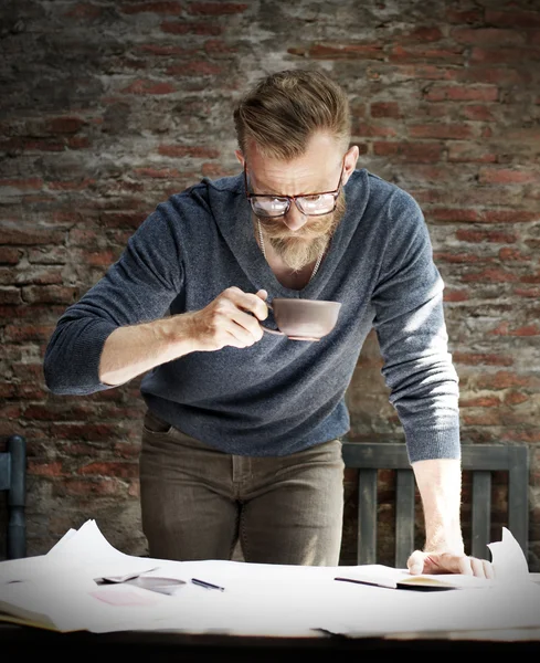 Homem trabalhando no escritório — Fotografia de Stock