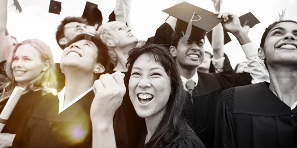 Students Throw Caps in the Air — Stock Photo, Image