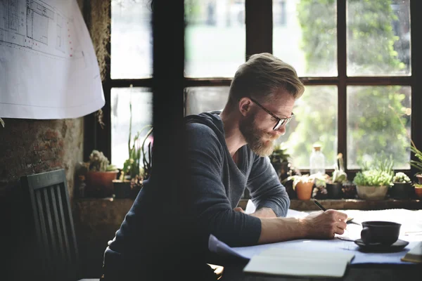 Mann arbeitet im Büro — Stockfoto