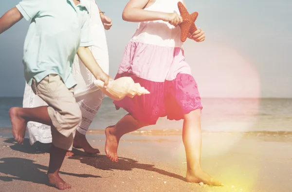 Familie op strand en zee — Stockfoto