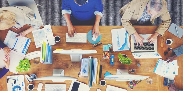 Uomini d'affari che lavorano in ufficio — Foto Stock