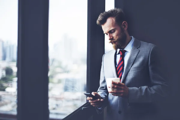 Uomo d'affari che lavora in ufficio — Foto Stock