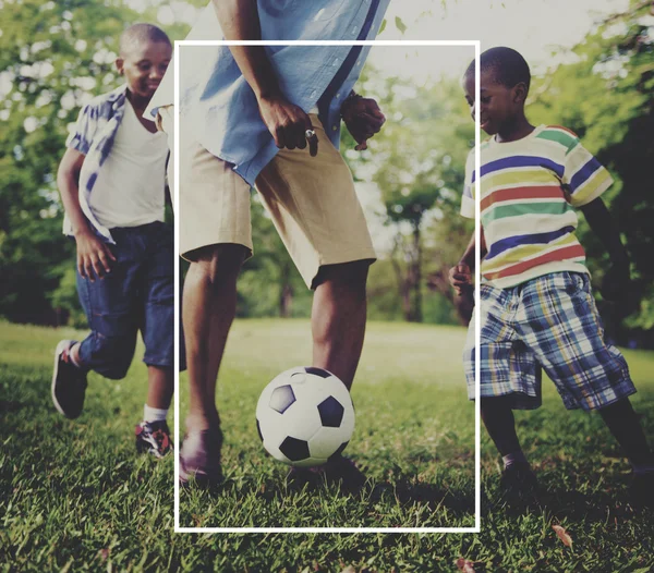 Padre jugando al fútbol con niños —  Fotos de Stock