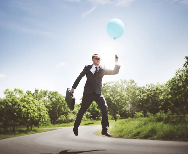 Freudiger Geschäftsmann mit Luftballon — Stockfoto