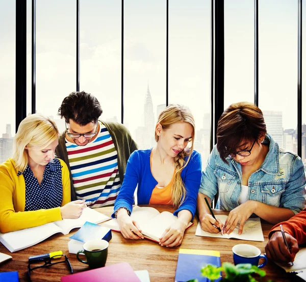 Grupp av multietnisk folk Brainstorming — Stockfoto