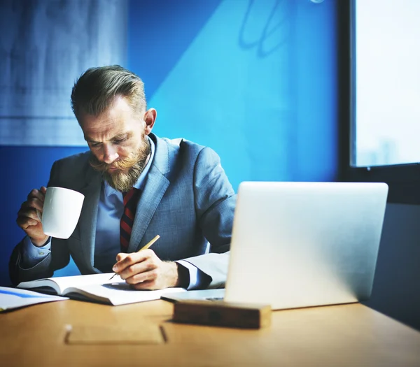 Empresário que trabalha no escritório — Fotografia de Stock