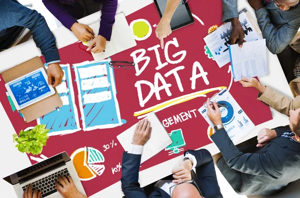 Les gens d'affaires pointent du doigt le Big Data — Photo