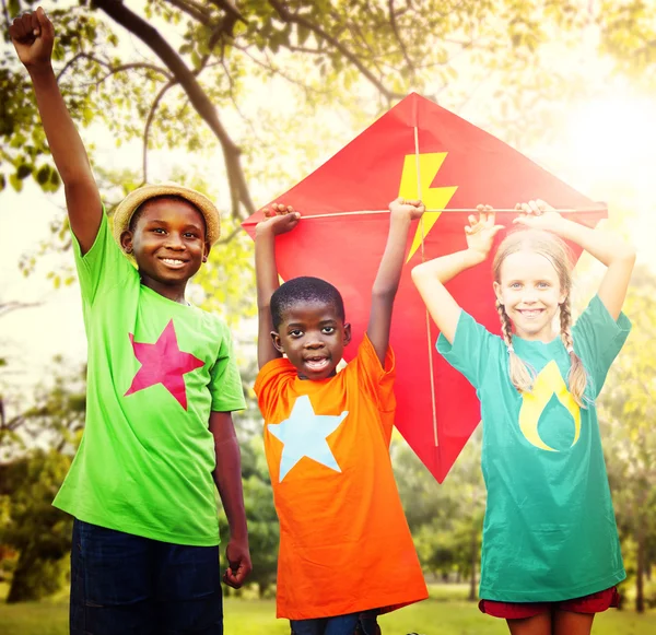 Kinderen spelen met Flying Kite — Stockfoto