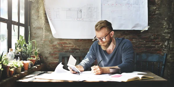 Empresário que trabalha no escritório — Fotografia de Stock