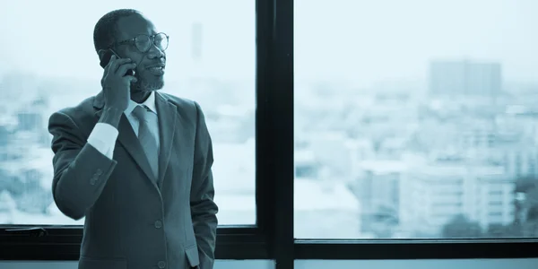 Hombre africano trabajando en la oficina — Foto de Stock