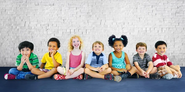 Kinder sitzen zusammen — Stockfoto