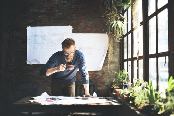 Homme travaillant au bureau — Photo