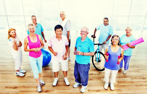 Pessoas fazendo exercício — Fotografia de Stock