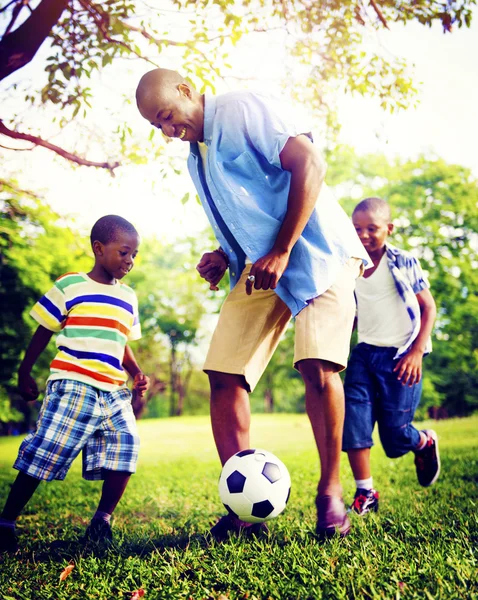Apja, foci a gyerekekkel — Stock Fotó