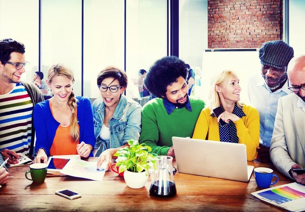 Studenten studeren in het klaslokaal — Stockfoto