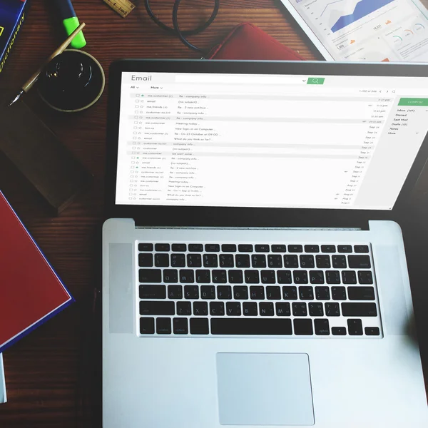 Laptop op tafel ingeschakeld — Stockfoto