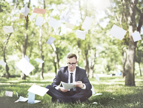 Empresario sentado al aire libre Concepto — Foto de Stock