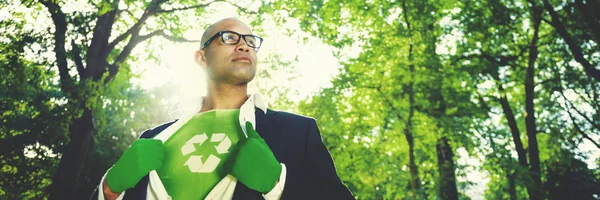 Mann trägt Recycling-Ökologie-T-Shirt — Stockfoto