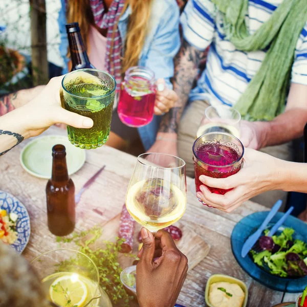 Diverses personnes ethniques à la fête — Photo