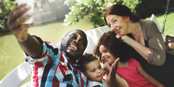 Familie ontspannen in openlucht — Stockfoto