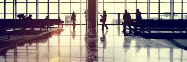 Personas en Aeropuerto Internacional — Foto de Stock