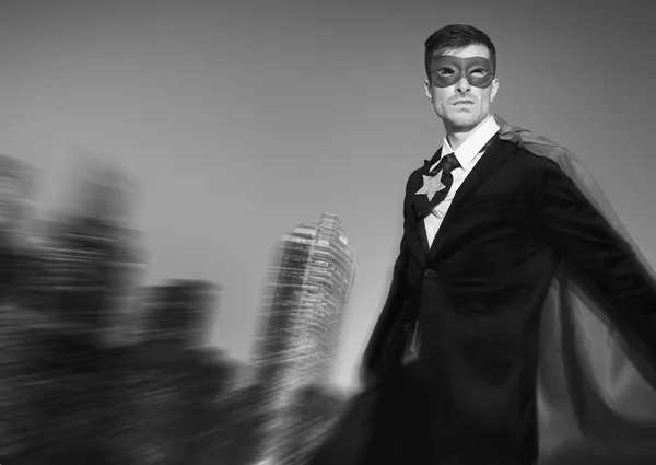 Superheld zakenman in de moderne stad — Stockfoto