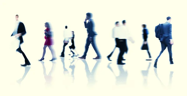 Siluetas de gente de negocios caminando — Foto de Stock