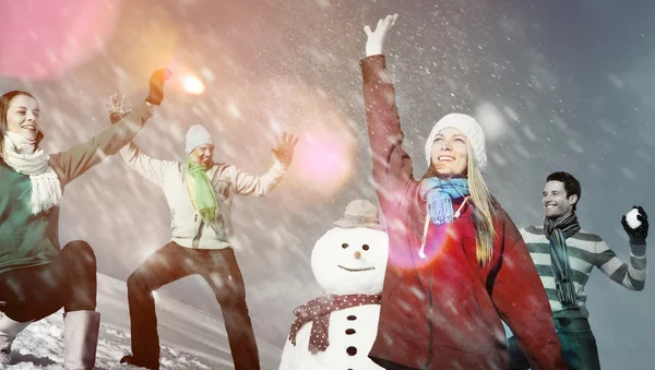 Amigos divirtiéndose en la nieve — Foto de Stock