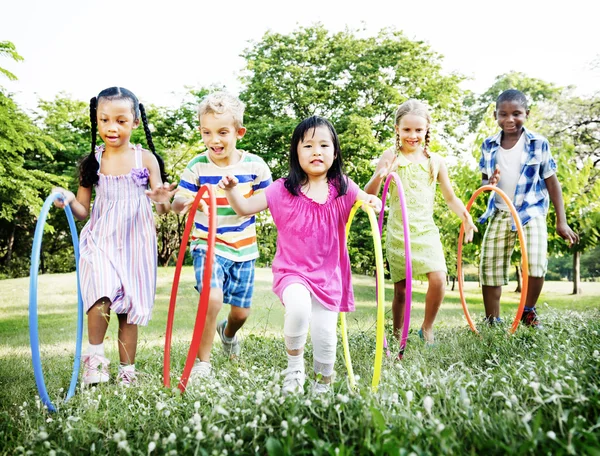 Hildren jugar con hula hoops — Foto de Stock