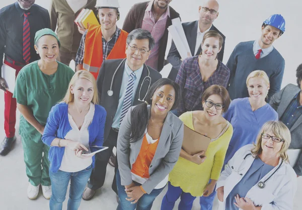 Gruppe verschiedener multiethnischer Menschen mit verschiedenen Arbeitsplätzen — Stockfoto