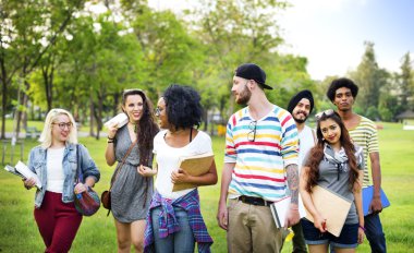 Park'ta yürüyordunuz öğrenciler