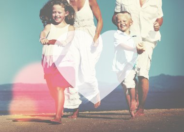 Aile sahilde eğleniyor.