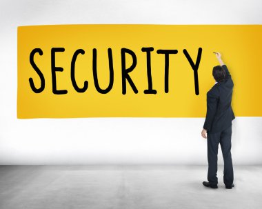 İş adamı duvara yakın duruyor 