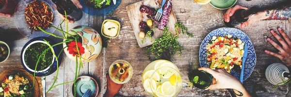 Comida e bebida à mesa Conceito — Fotografia de Stock