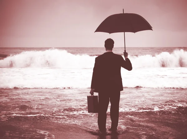 Homem de negócios em terno guarda-chuva segurando — Fotografia de Stock