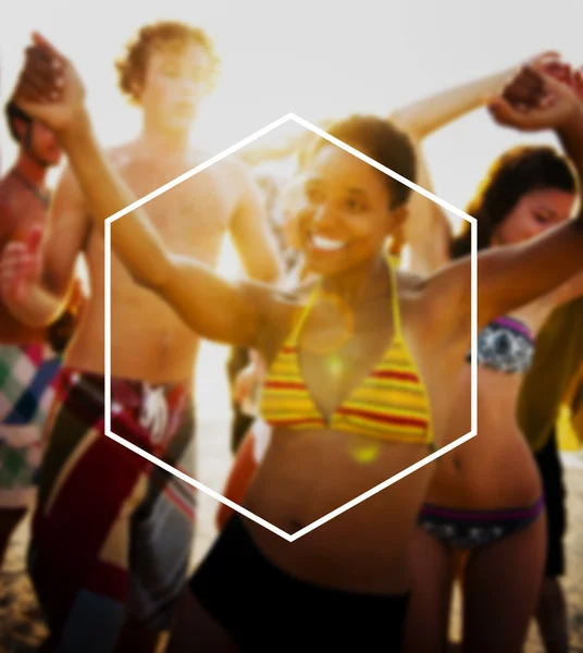 Gente disfrutando de fiesta en la playa — Foto de Stock